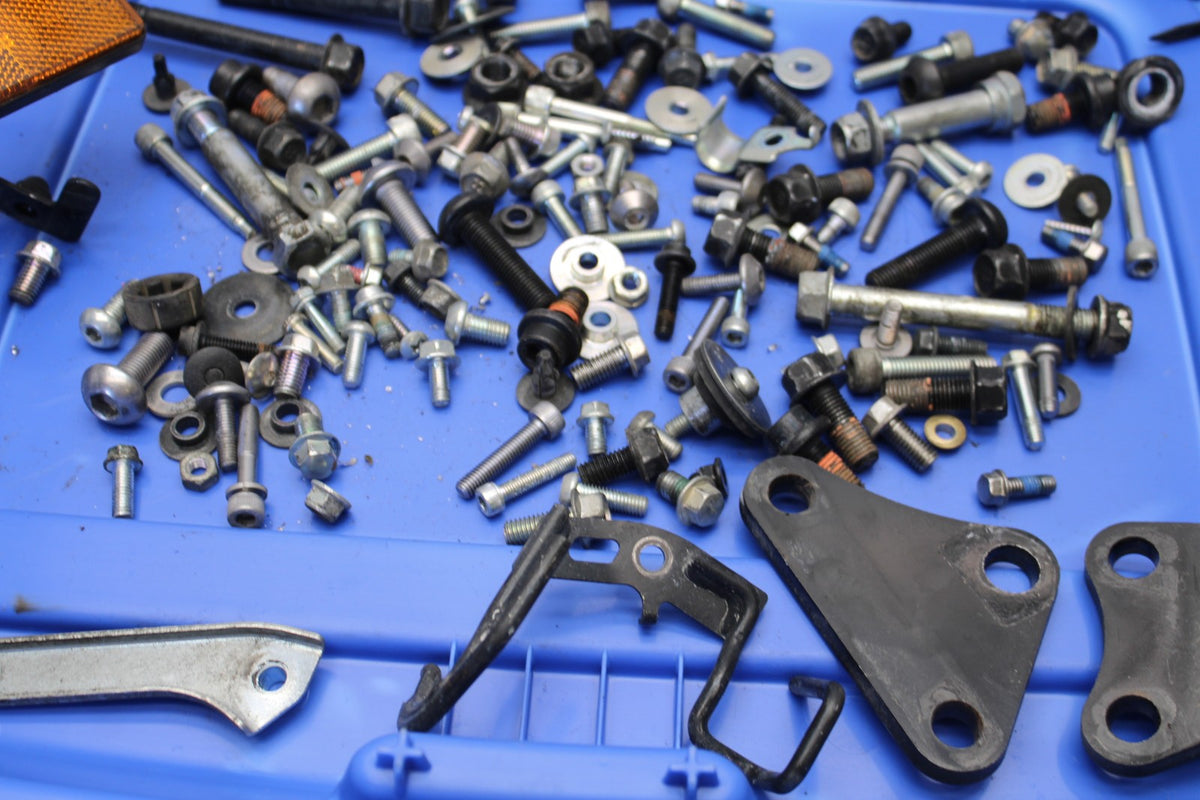 09 YAMAHA V STAR 950 MOUNTING BOLTS HARDWARE MOTOR SCREWS BB172