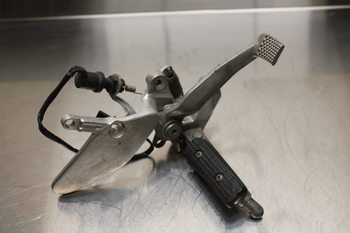 96 YAMAHA YZF750R RIGHT REARSET REAR SET DRIVER FOOT PEG REST STOP BB137
