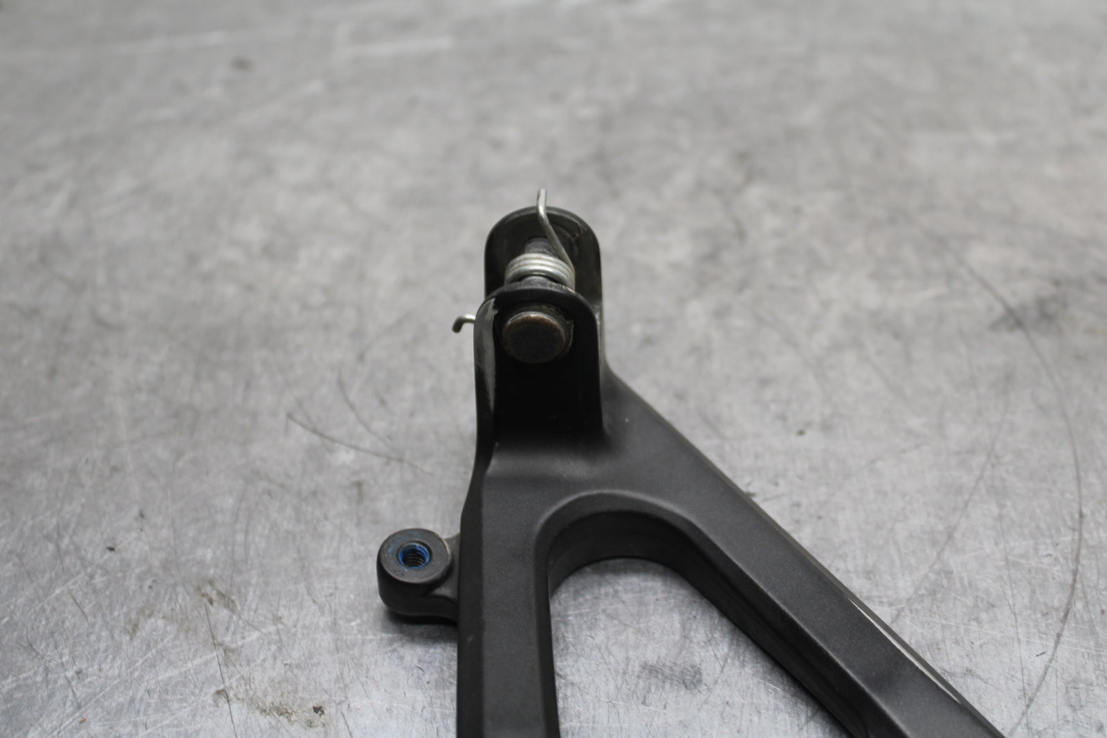 09-14 YAMAHA YZF R1 LEFT REARSET REAR SET DRIVER FOOT PEG BRACKET MOUNT BB119