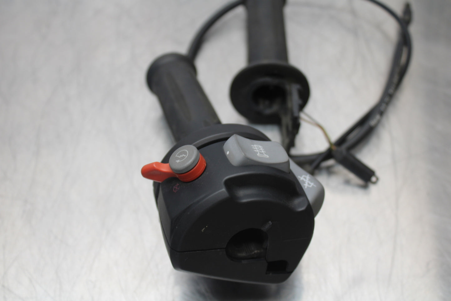 06-12 BMW F800ST THROTTLE CABLE LINE HOUSING GUIDE BB144