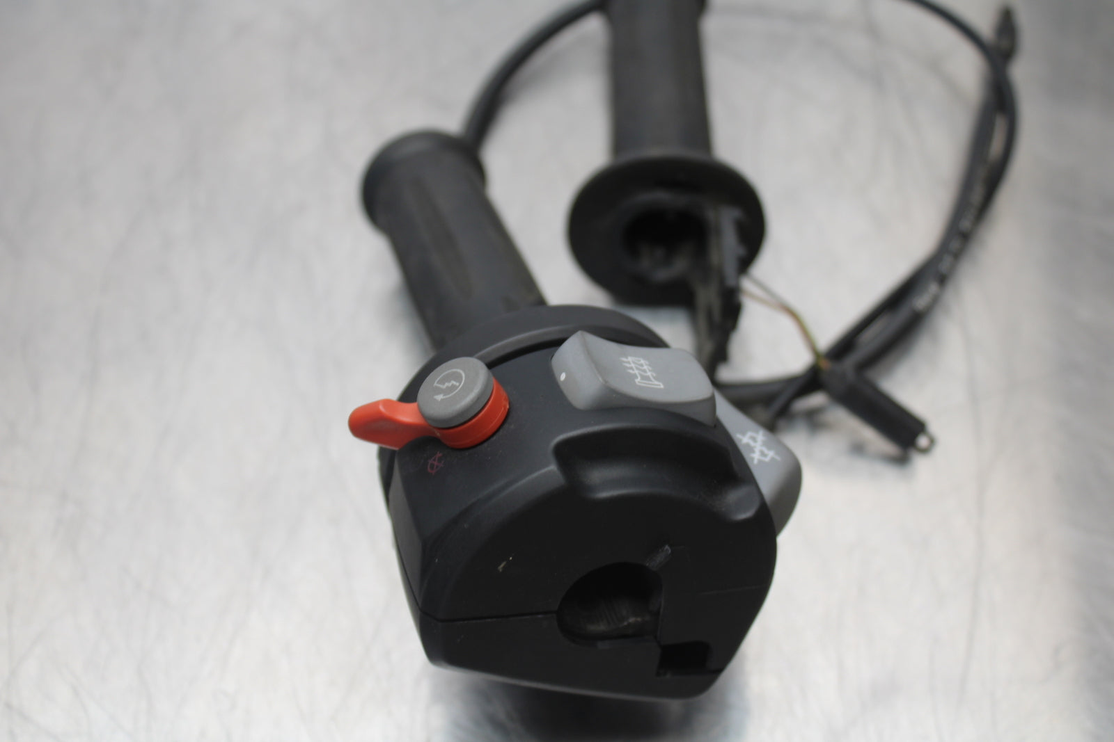 06-12 BMW F800ST THROTTLE CABLE LINE HOUSING GUIDE BB144