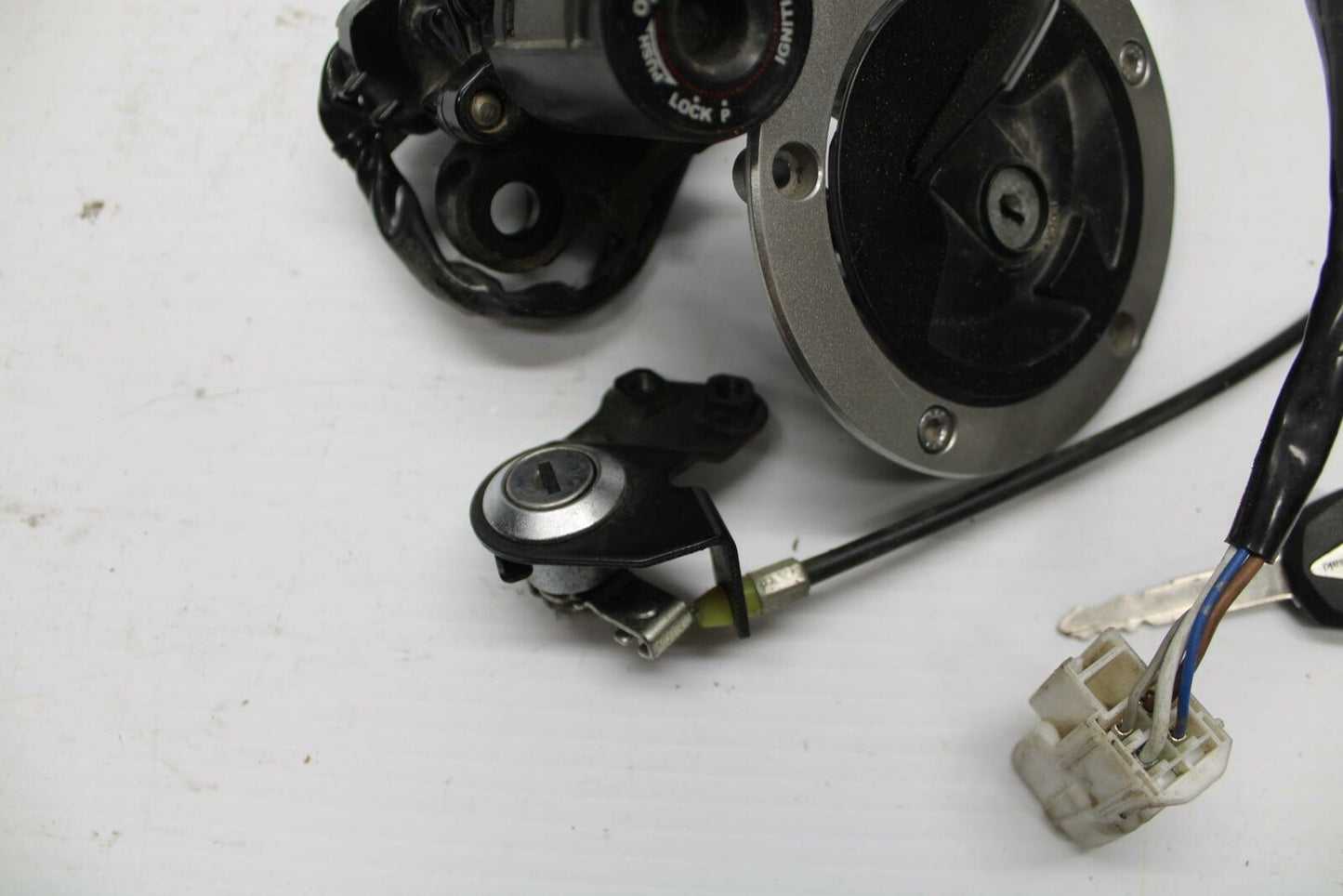 11-12 KAWASAKI Z1000 IGNITION LOCK KEY SET W/ GAS CAP AND SEAT LOCK BB249