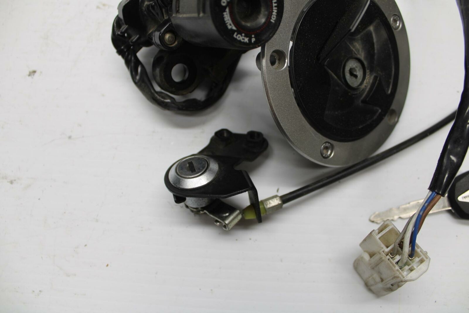 11-12 KAWASAKI Z1000 IGNITION LOCK KEY SET W/ GAS CAP AND SEAT LOCK BB249