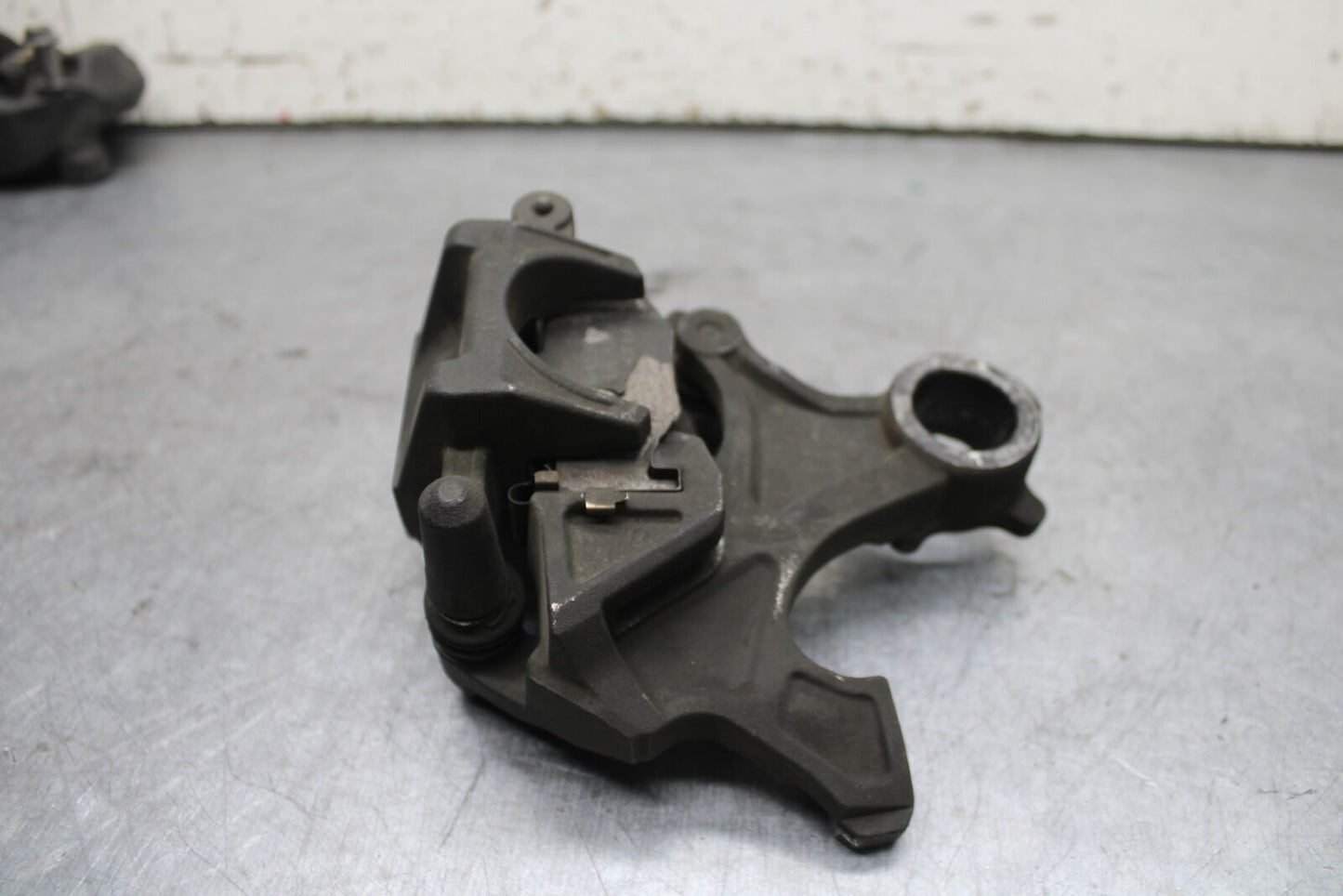 08-09 SUZUKI GSXR600 REAR BACK BRAKE CALIPER W MOUNT BRACKET BB728