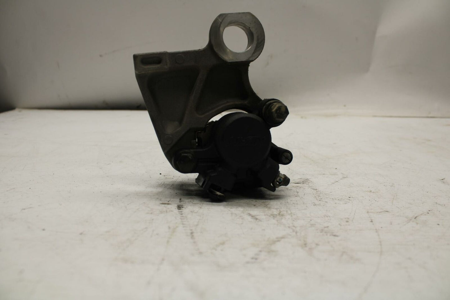 08-17 YAMAHA YZF R6 REAR BACK BRAKE CALIPER W MOUNT BRACKET BB354