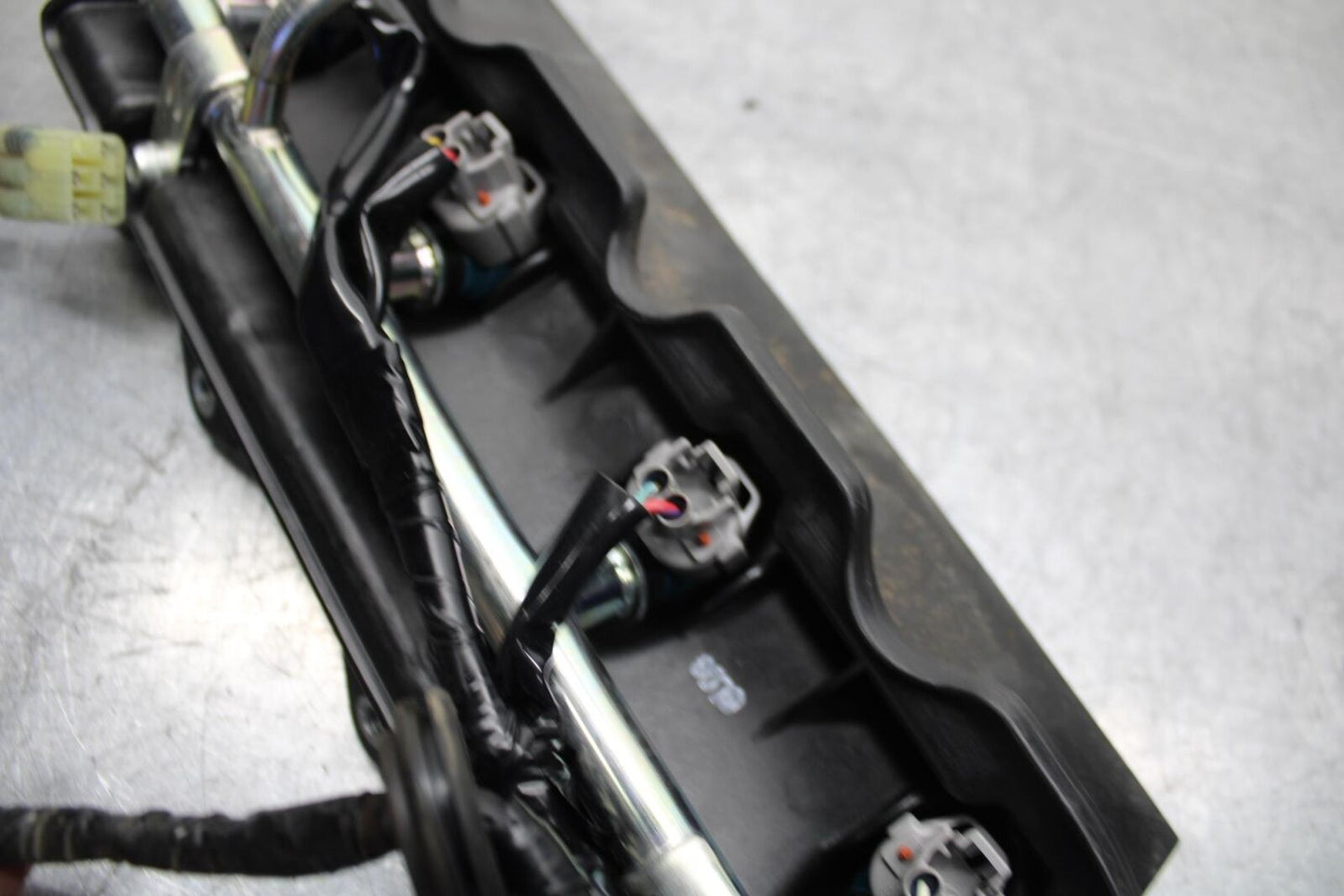 07 YAMAHA YZF R6 2c0 SECONDARY FUEL INJECTORS TOP AIRBOX GAS RAIL BB75