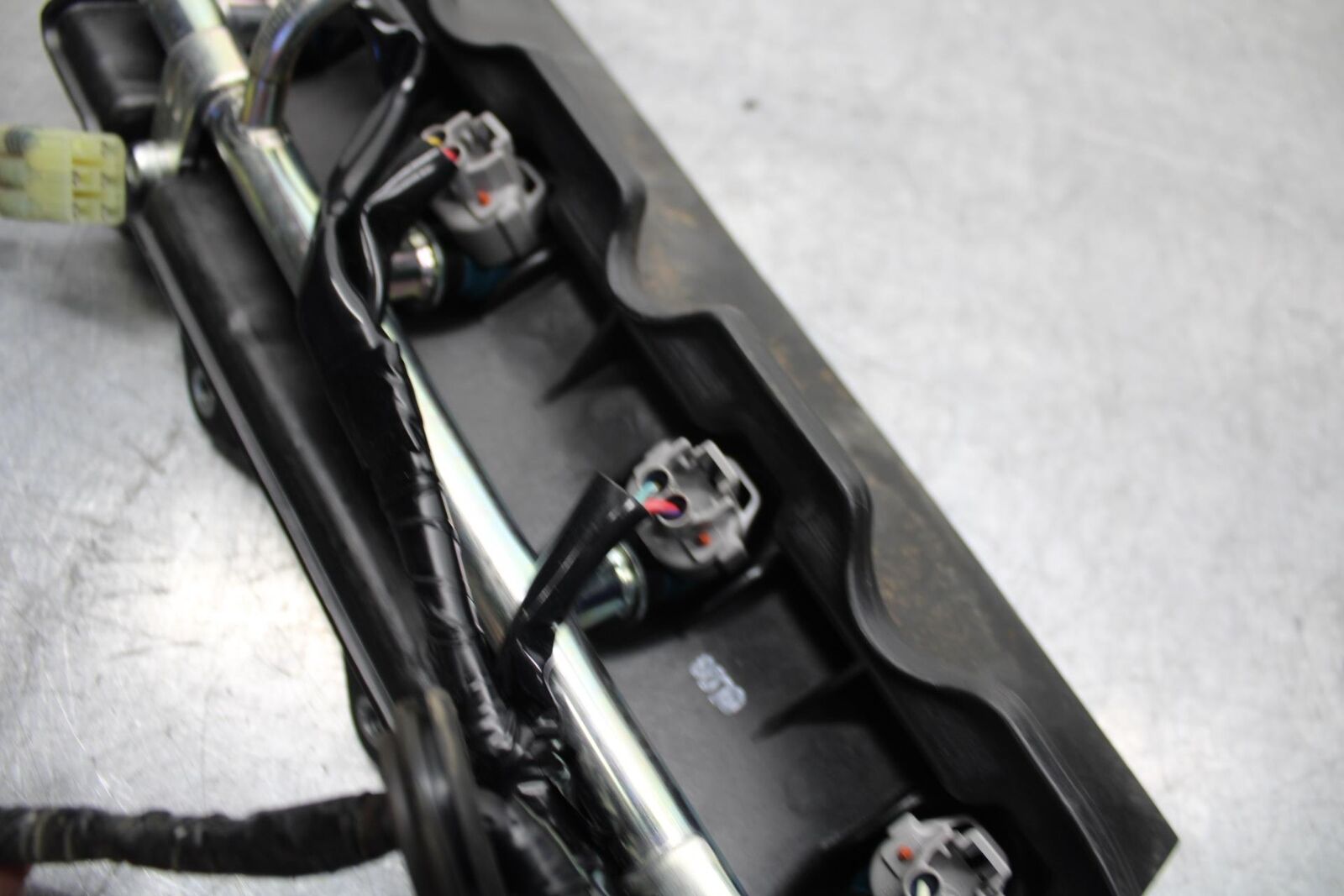 07 YAMAHA YZF R6 2c0 SECONDARY FUEL INJECTORS TOP AIRBOX GAS RAIL BB75