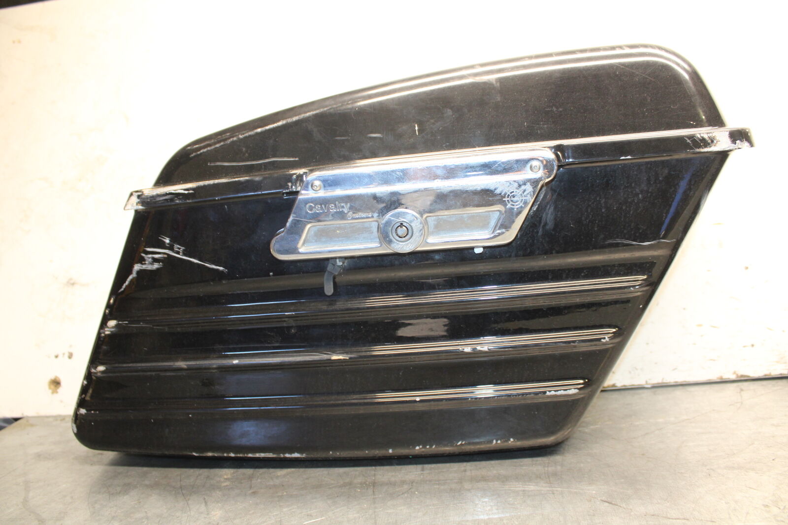 05-09 SUZUKI BOULEVARD C90 SIDE CARGO LUGGAGE SADDLEBAG BAG COMPARTMENT BB692