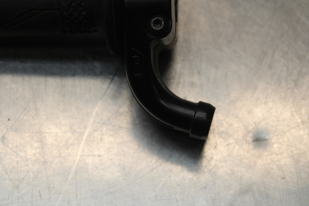 22-25 YAMAHA YZF R7 RIGHT THROTTLE GRIPBB850