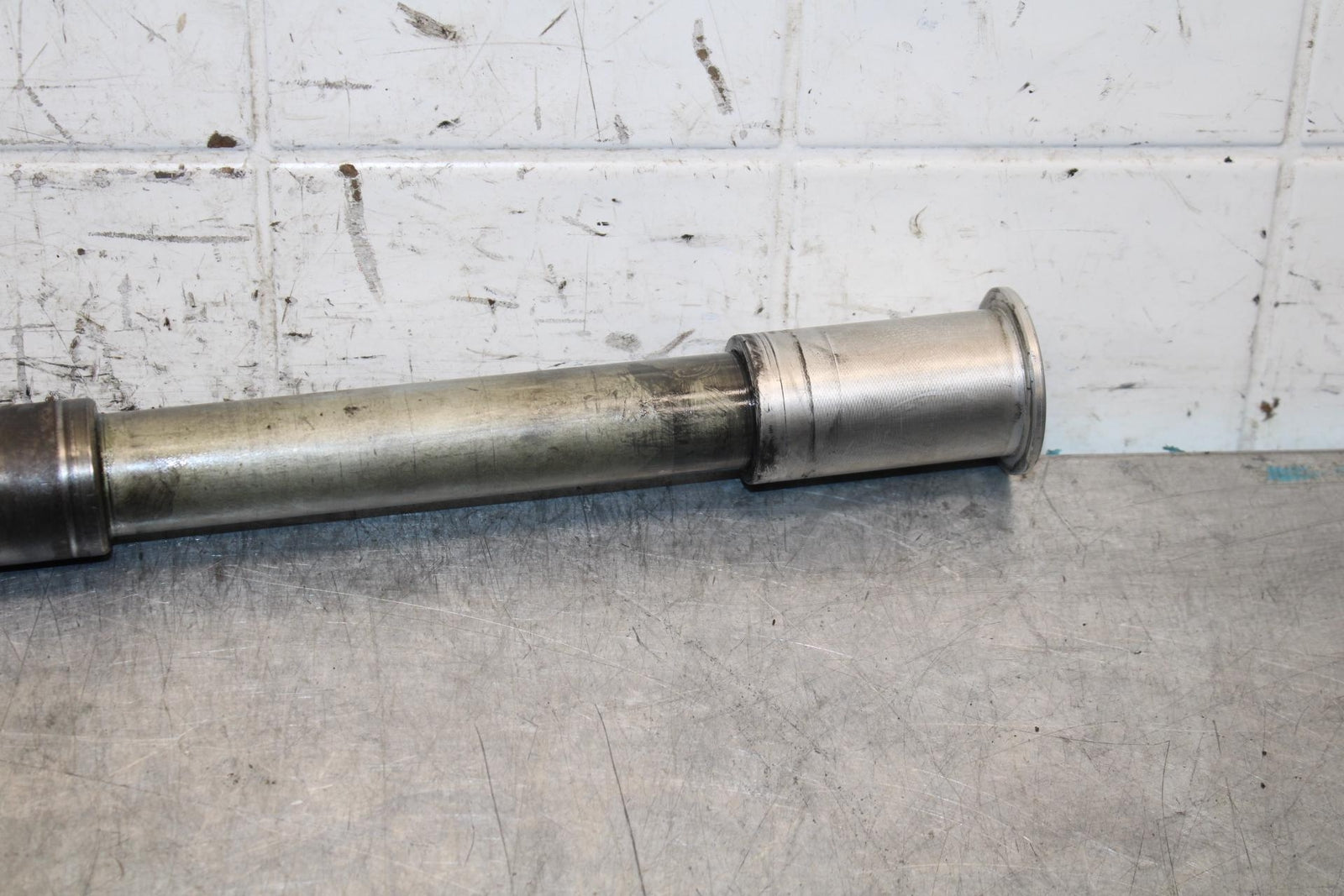 2001 Suzuki GSXR750 FRONT WHEEL RIM AXLE BOLT 54711-35F00 54711-35F10  BB553