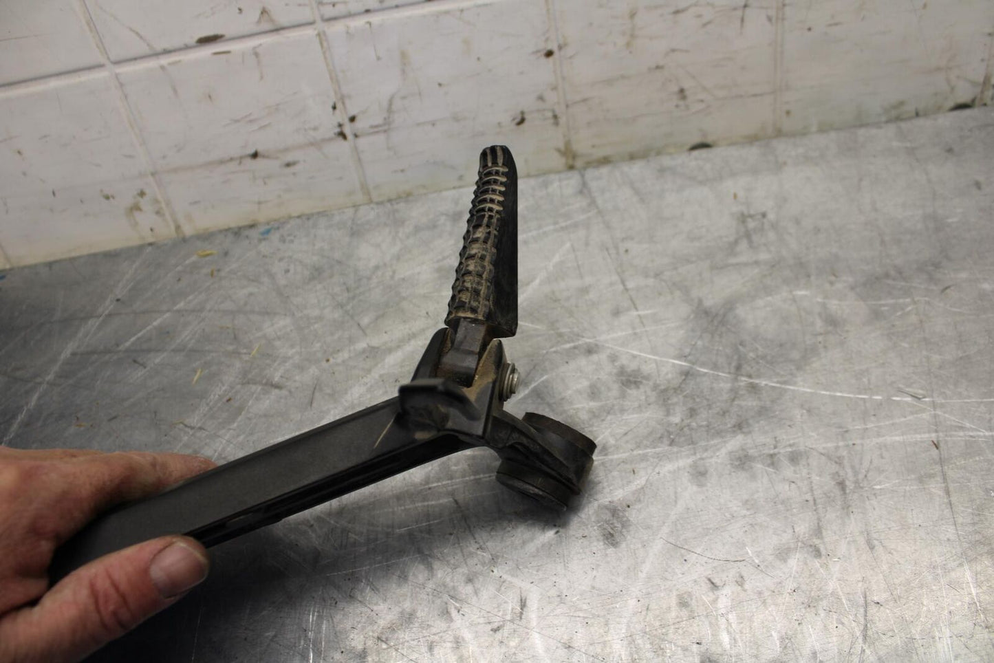 15-21 SUZUKI GSXR600 RIGHT REAR BACK PASSENGER PEG BB463
