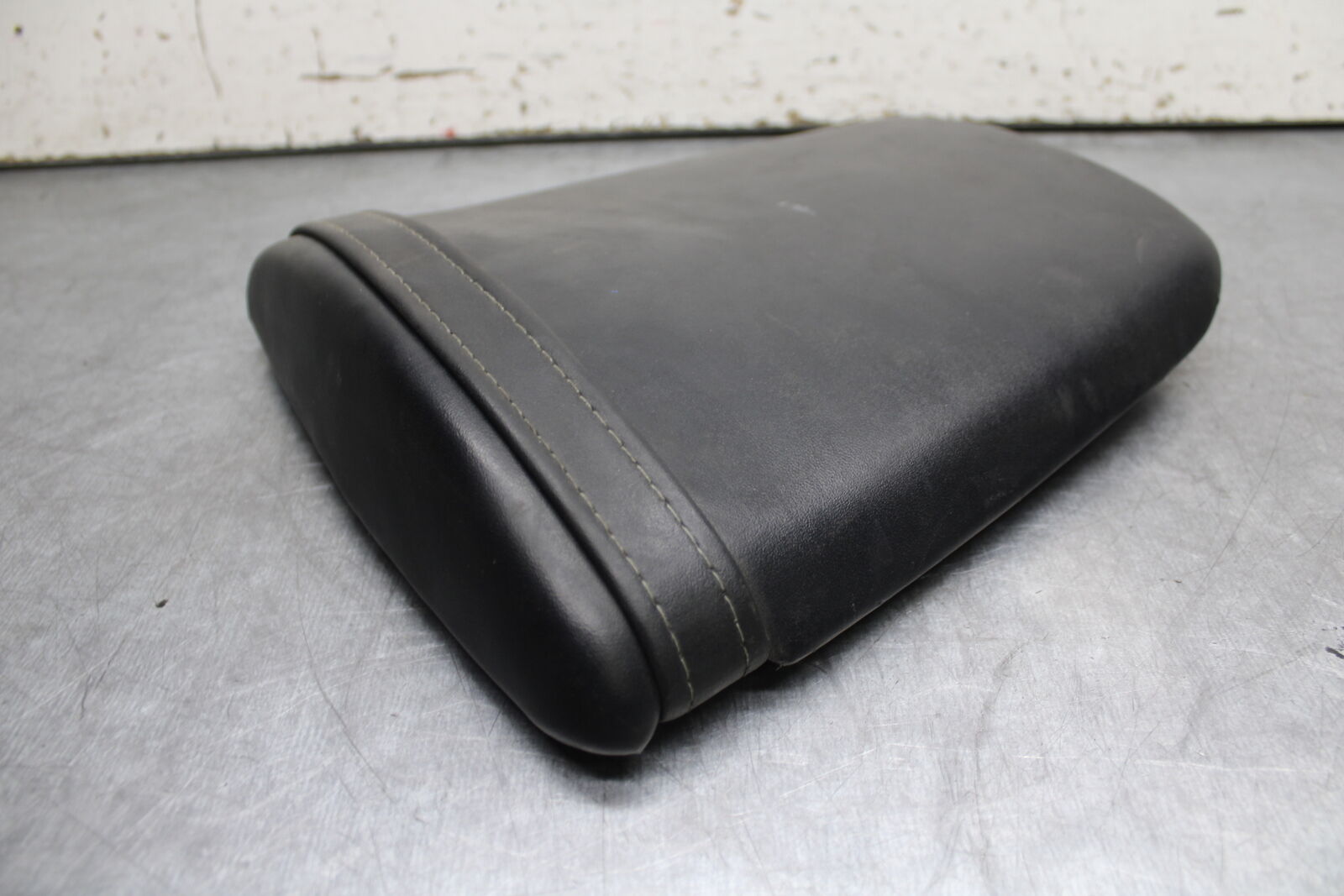 05-06 HONDA CBR600RR REAR BACK PASSENGER TANDEM SEAT PAD SADDLE PILLION BB727