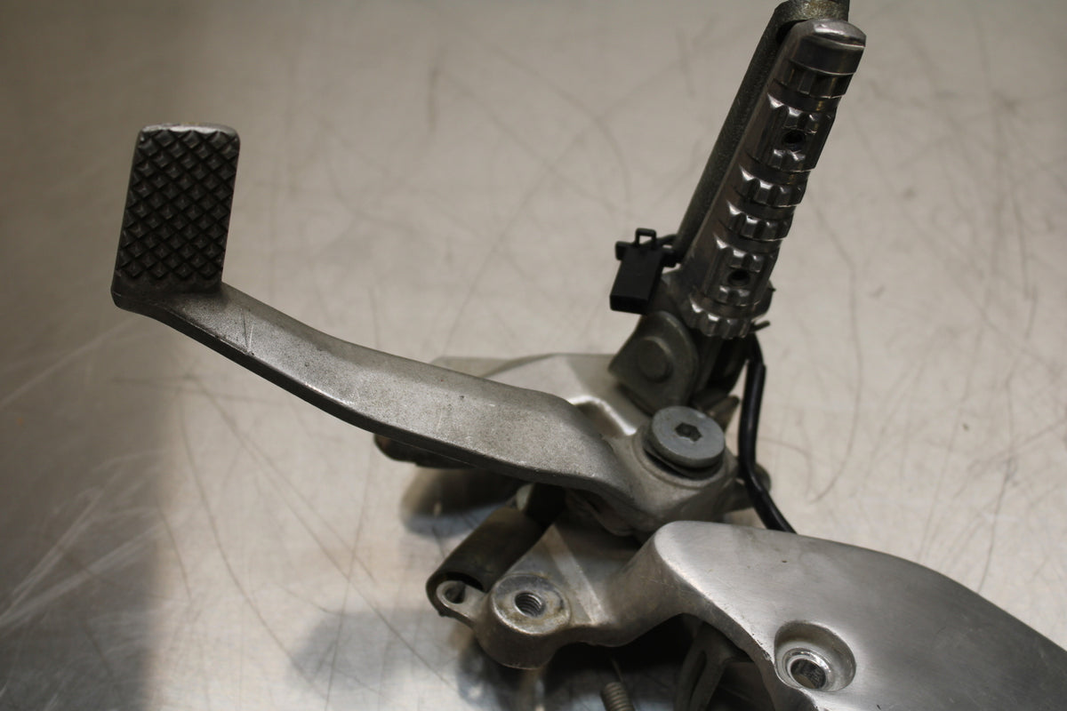 96 YAMAHA YZF750R RIGHT REARSET REAR SET DRIVER FOOT PEG REST STOP BB137
