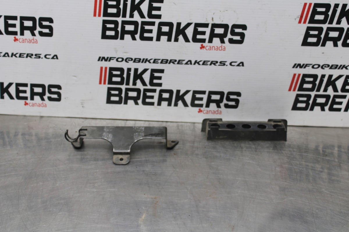 02 KAWASAKI VULCAN 800 VN800B CLASSIC BATTERY HOLD DOWN CLAMP STRAP BB862