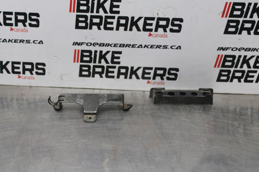 02 KAWASAKI VULCAN 800 VN800B CLASSIC BATTERY HOLD DOWN CLAMP STRAP BB862