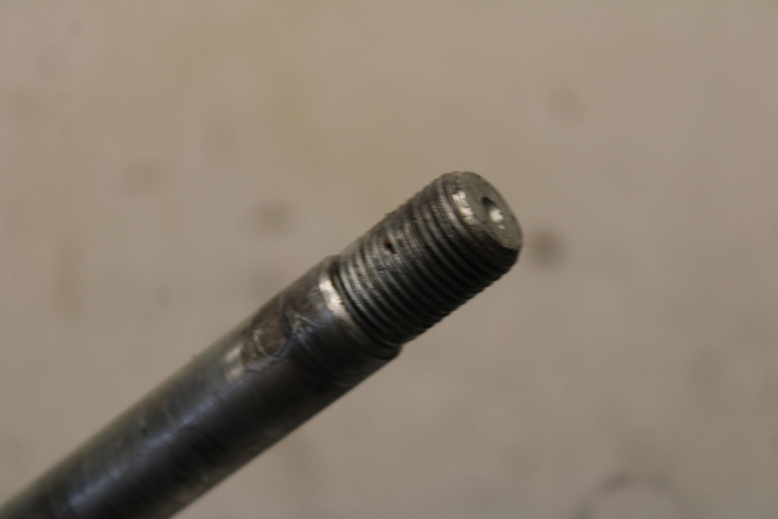 05-06 SUZUKI BOULEVARD M50 FRONT WHEEL RIM AXLE PIVOT BOLT BB671