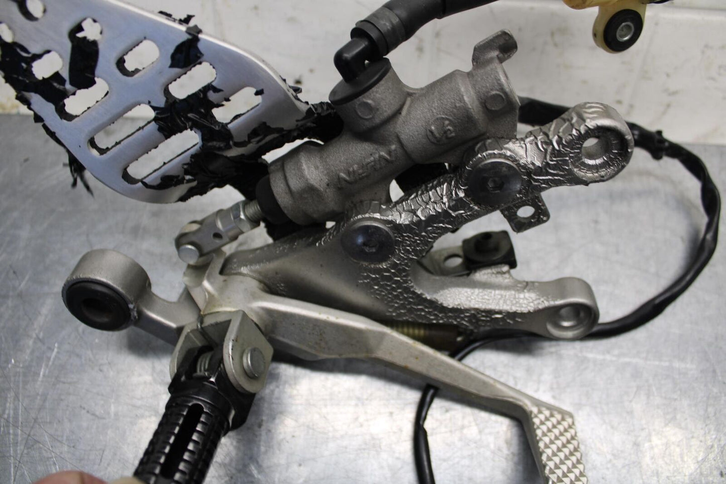 07 YAMAHA YZF R6 2c0 RIGHT REARSET REAR SET DRIVER FOOT PEG REST STOP BB75