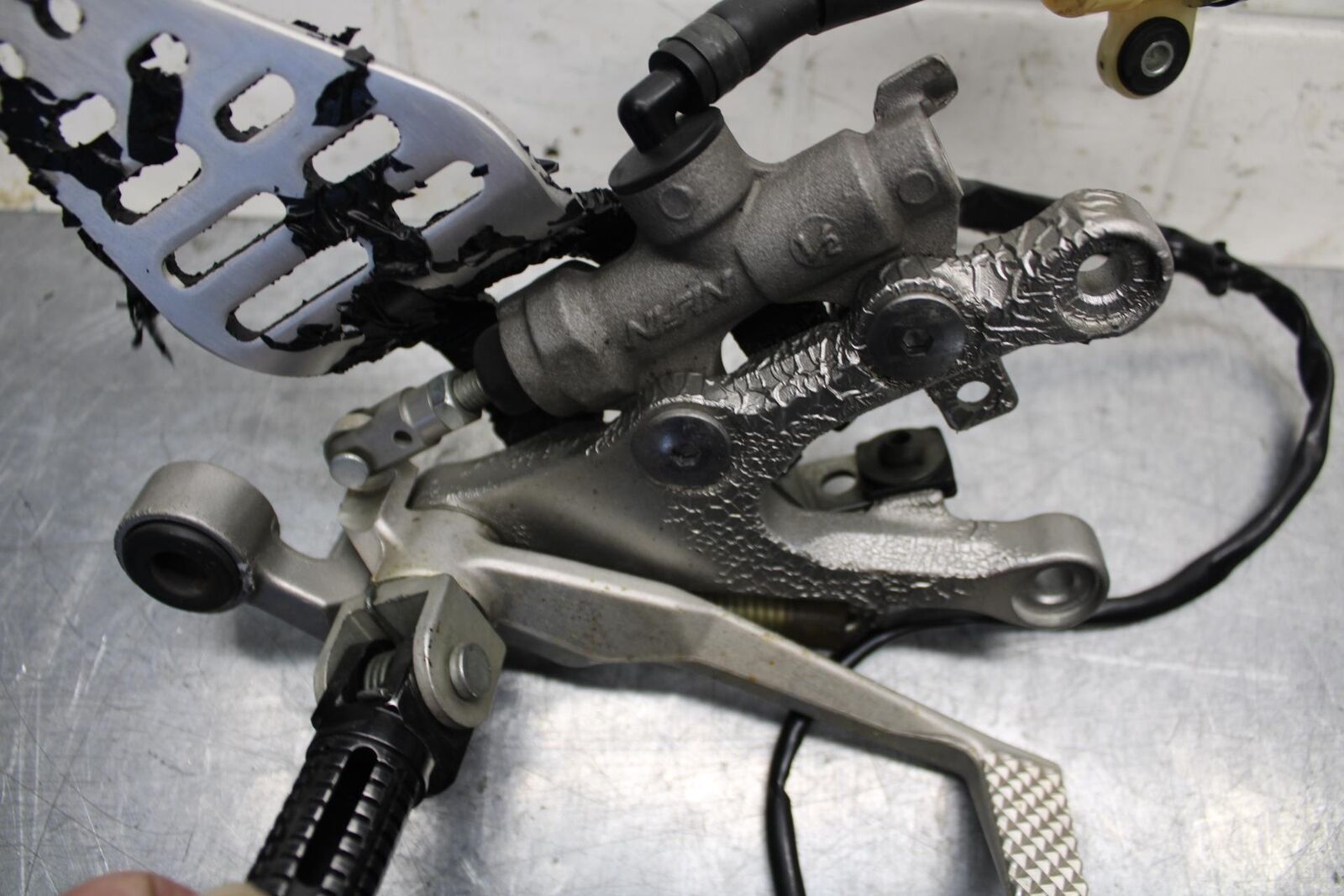 07 YAMAHA YZF R6 2c0 RIGHT REARSET REAR SET DRIVER FOOT PEG REST STOP BB75