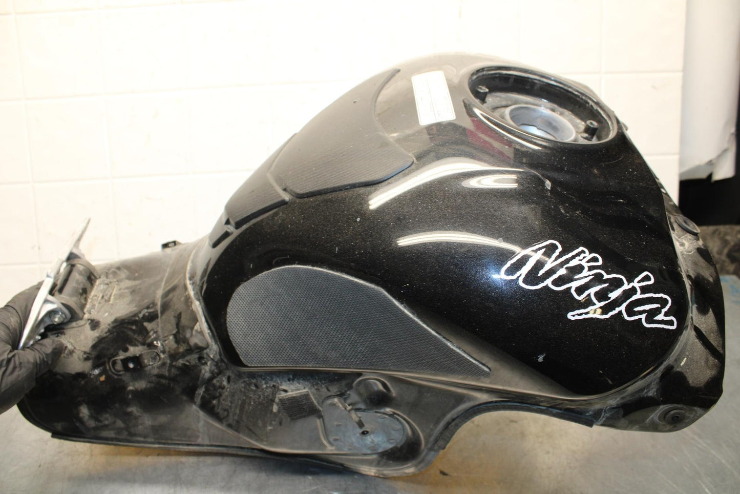 16-20 KAWASAKI ZX10R GAS TANK FUEL CELL PETROL RESERVOIR BB591