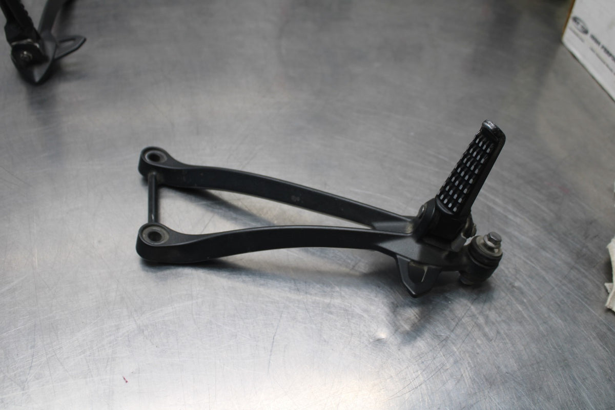 13-18 KAWASAKI NINJA ZX6R REAR BACK PASSENGER PEG SET PAIR BB735