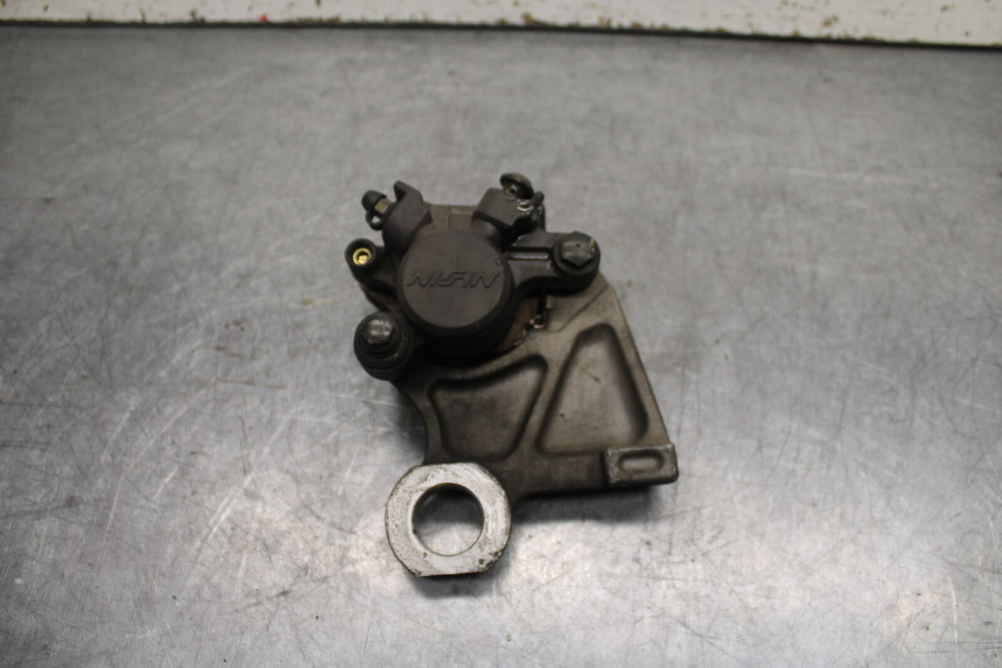 06 YAMAHA YZF R6 REAR BACK BRAKE CALIPER W MOUNT BRACKET BB716