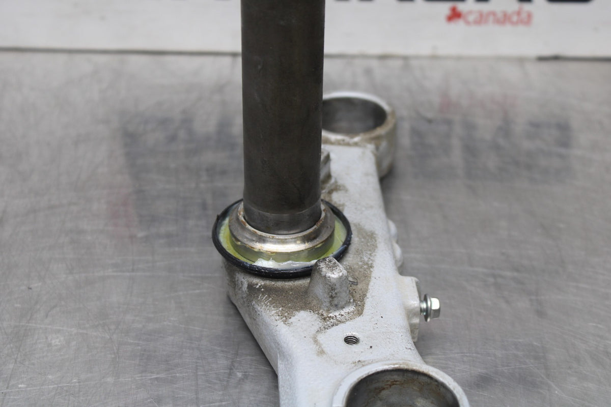 15 SUZUKI GW250F FRONT FORKS CLAMP LOWER TRIPLE TREE STEM BB789