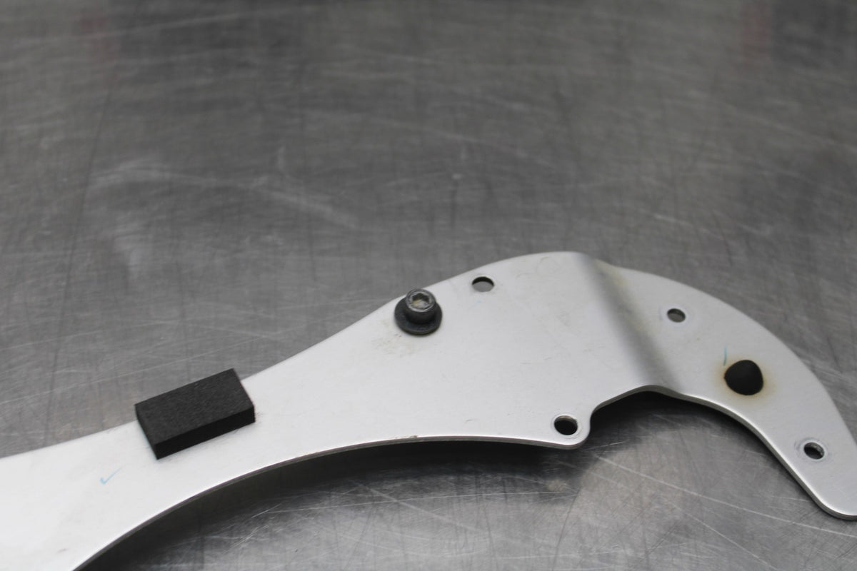 08-16 YAMAHA YZF R6 FRONT SEAT MOUNTING BRACKET MOUNT BB856