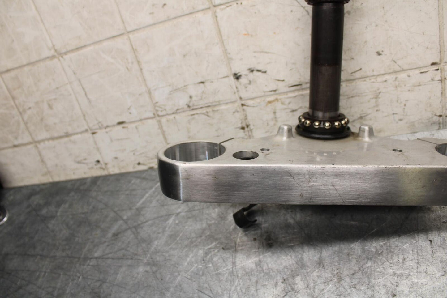 2007 Suzuki Boulevard M50B FRONT FORKS CLAMP LOWER TRIPLE TREE STEM BB537
