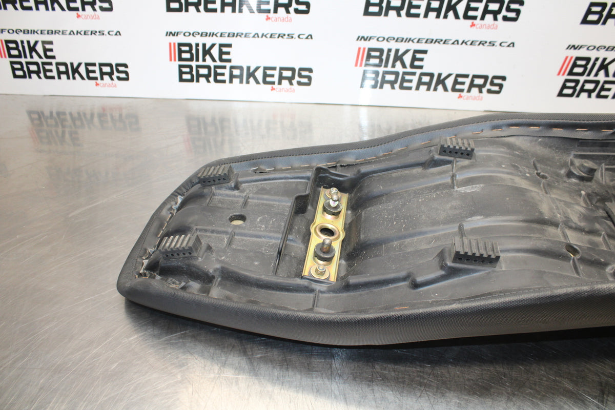 04-09 SUZUKI GS500F FRONT REAR SEAT SADDLE BB165