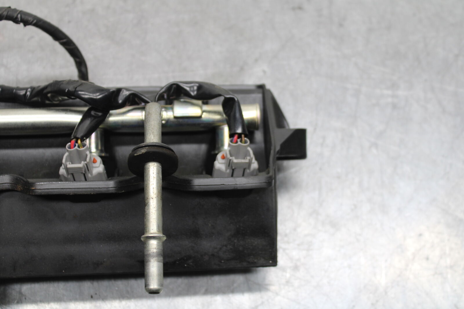 06 YAMAHA YZF R6 SECONDARY FUEL INJECTORS TOP AIRBOX GAS RAIL BB716