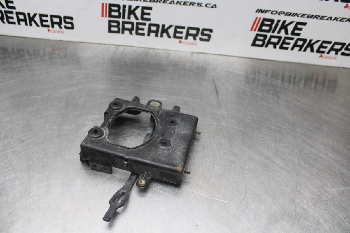 02 DUCATI MONSTER 620 REAR BACK TAIL UNDERTAIL BATTERY TRAY PLASTIC BB851