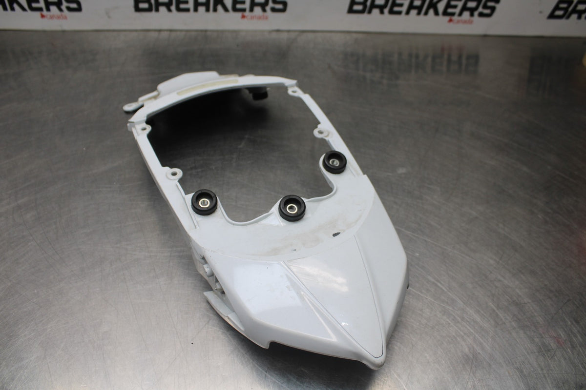 08-10 SUZUKI GSXR 600 CENTER REAR BACK TAIL FAIRING COVER TRIM COWL BB00