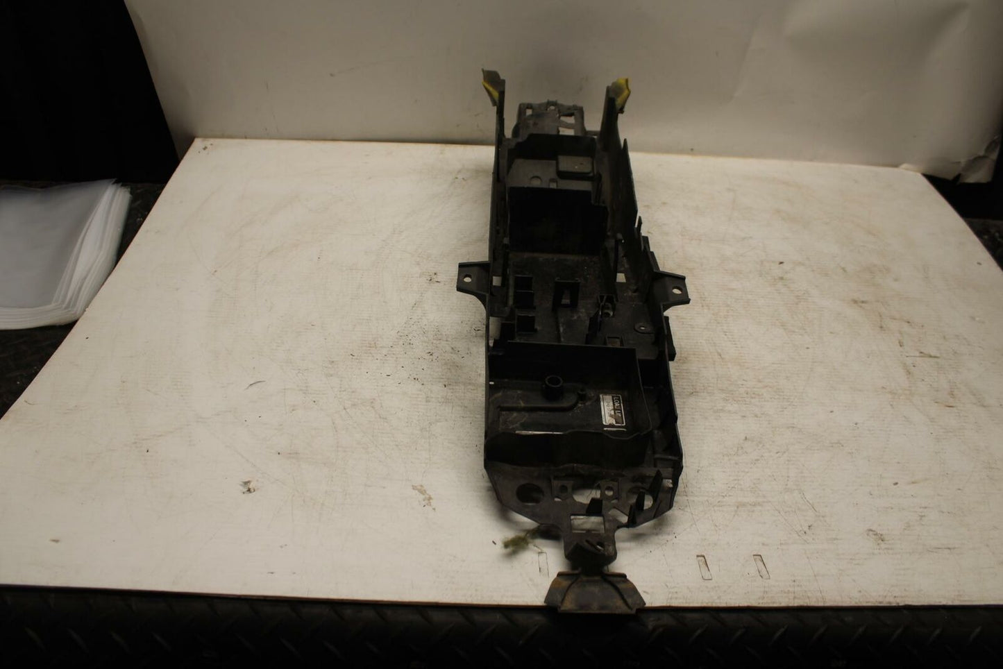 15 YAMAHA FZ09 REAR BACK TAIL UNDERTAIL BATTERY TRAY PLASTIC BB367