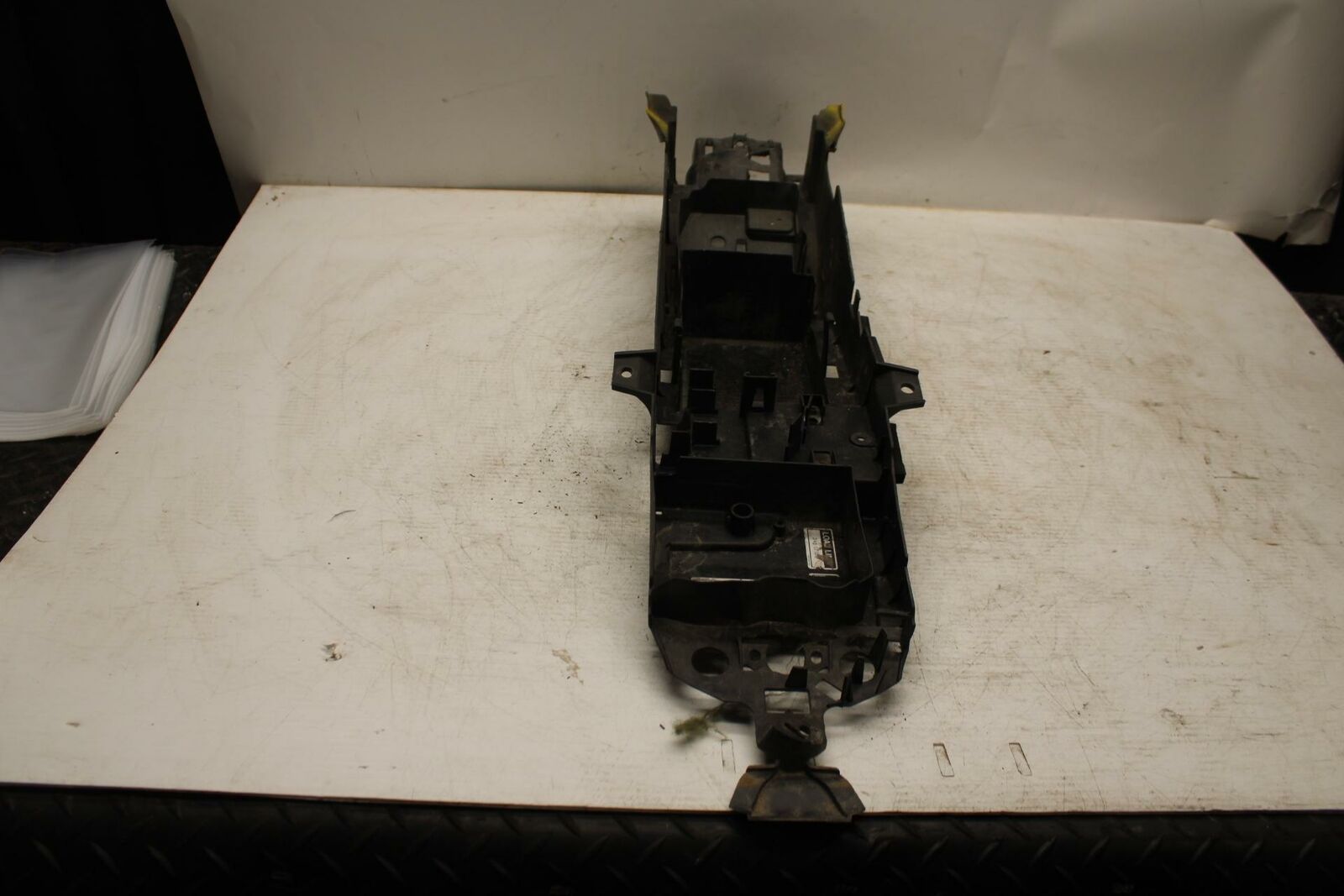 15 YAMAHA FZ09 REAR BACK TAIL UNDERTAIL BATTERY TRAY PLASTIC BB367