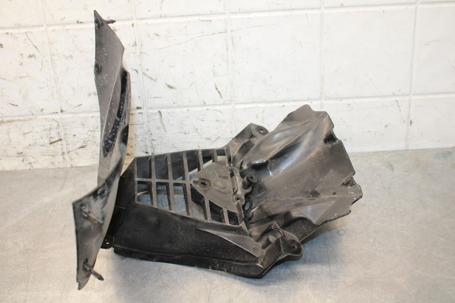 2006 Yamaha YZF R6 FRONT CENTER COWL FAIRING BB560