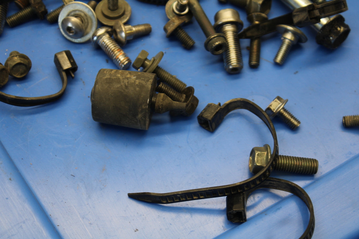 04 SUZUKI GSXR600 LEFTOVER MOUNTING BOLTS HARDWARE MOTOR SCREWS  BB676