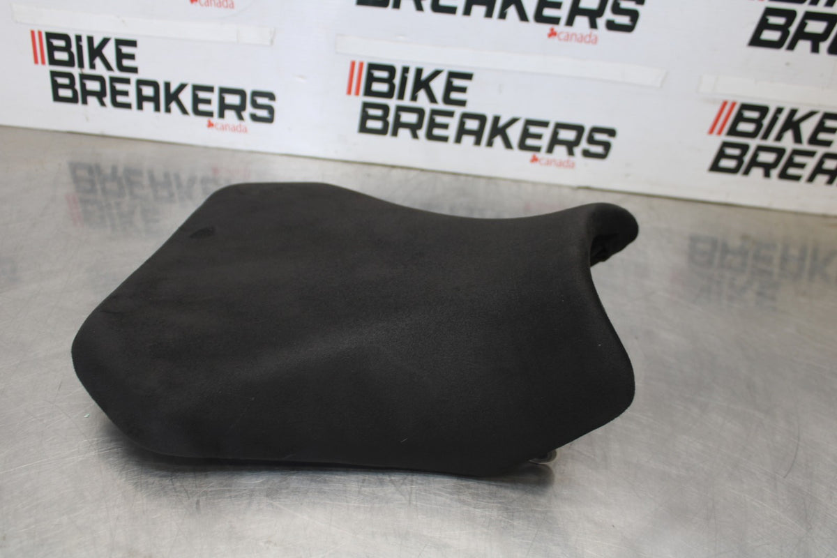 11-26 SUZUKI GSXR750 FRONT DRIVERS SEAT PAD SADDLE PILLION BB900-A
