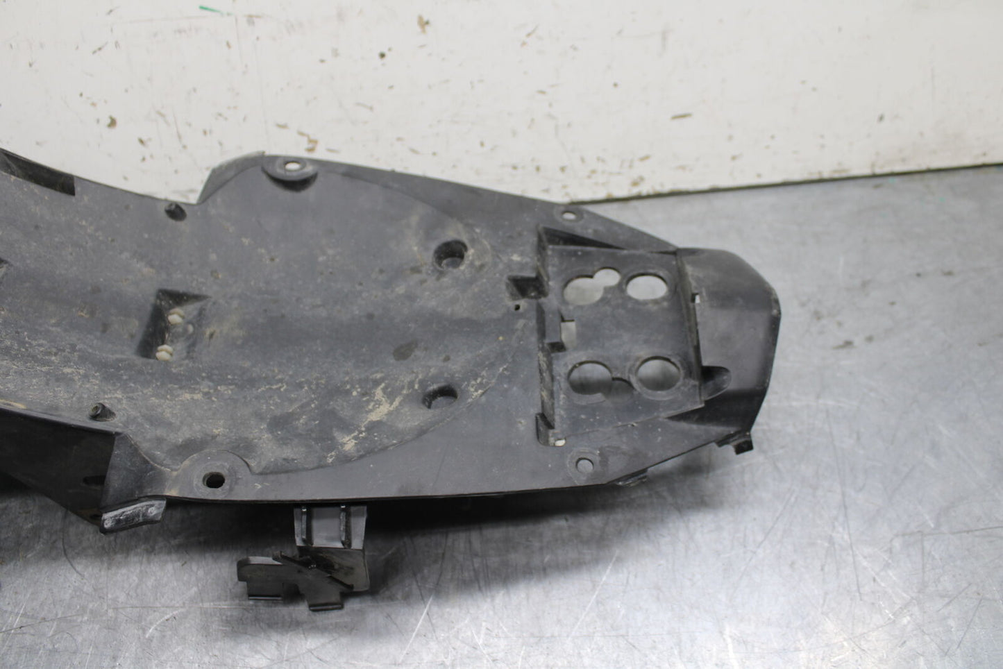09-15 YAMAHA FZ6R REAR UNDERTAIL BATTERY TRAY PLASTIC 20S-21611-00-00  BB719