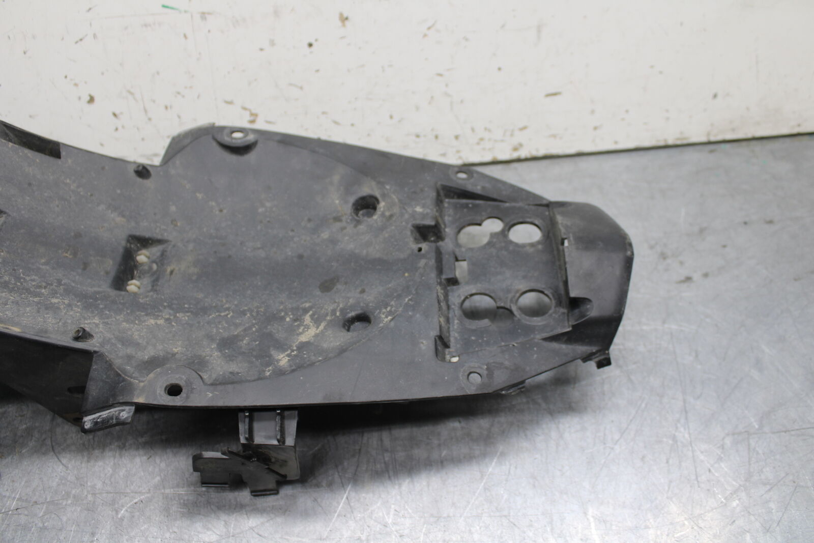 09-15 YAMAHA FZ6R REAR UNDERTAIL BATTERY TRAY PLASTIC 20S-21611-00-00  BB719