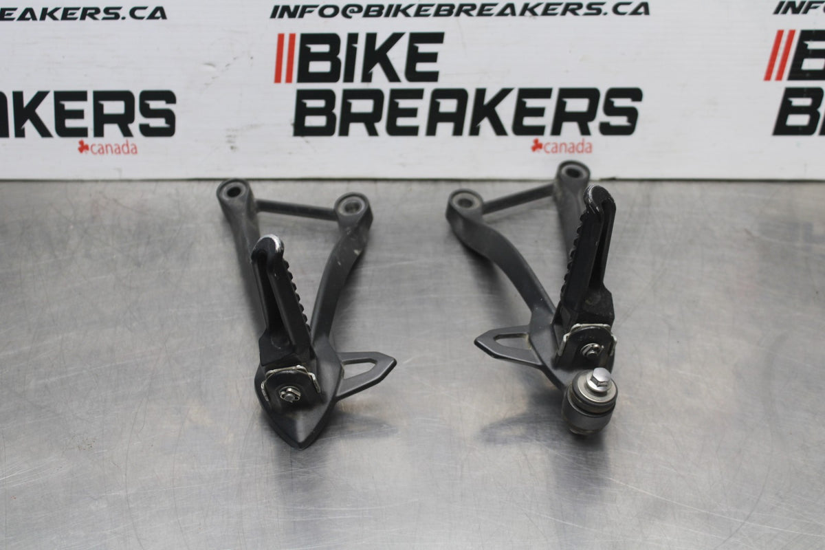 13-18 KAWASAKI NINJA ZX6R REAR BACK PASSENGER PEG SET PAIR BB735