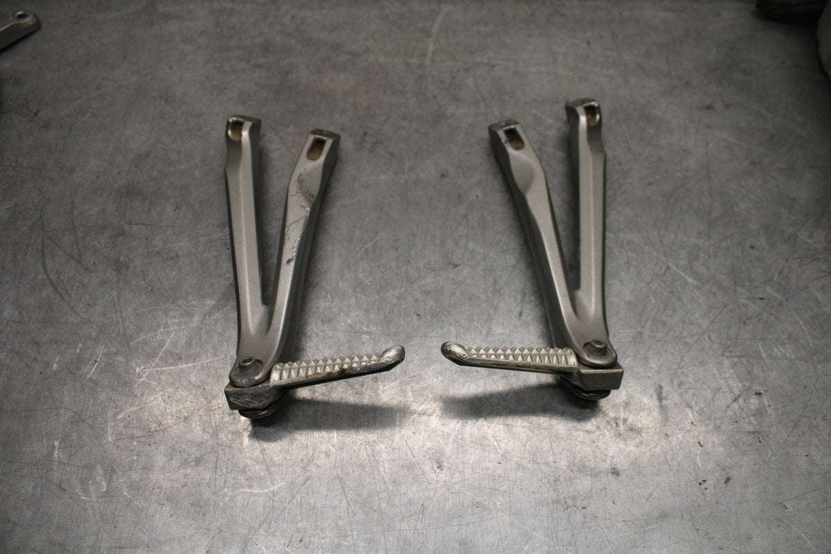 07-08 YAMAHA YZF R1 REAR BACK PASSENGER PEG SET PAIR BB724