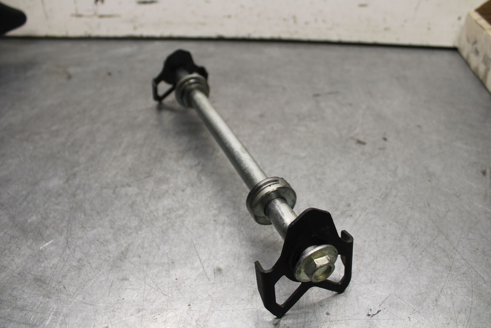 18-23 KAWASAKI NINJA 400 REAR AXLE BACK WHEEL RIM PIVOT BOLT AXEL BB660