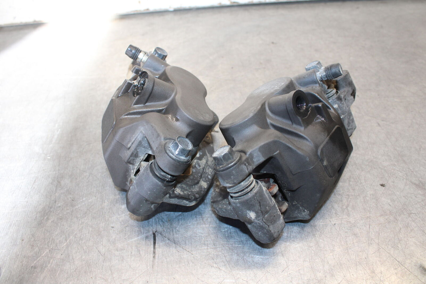 09-15 YAMAHA FZ6R RIGHT LEFT FRONT BRAKE CALIPER SET PAIR CALIPERS BB686