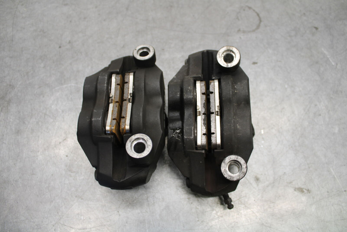 05-06 SUZUKI GSXR1000 RIGHT LEFT FRONT BRAKE CALIPER SET PAIR CALIPERS BB677