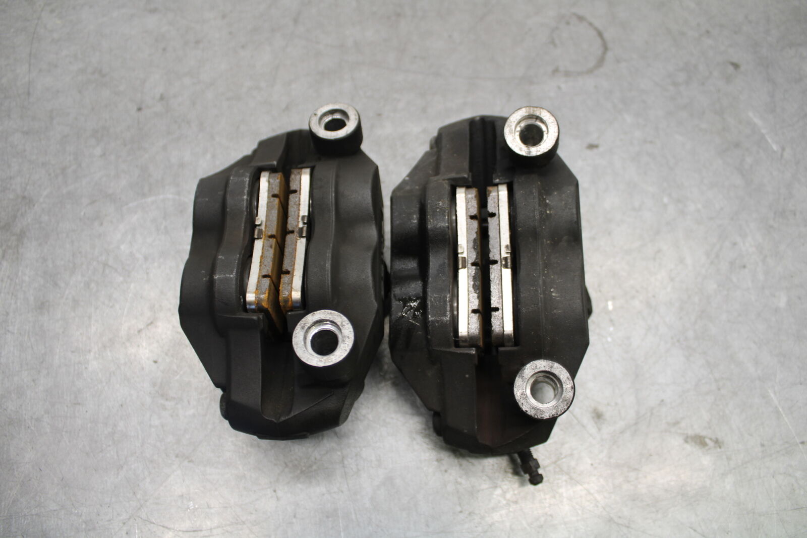 05-06 SUZUKI GSXR1000 RIGHT LEFT FRONT BRAKE CALIPER SET PAIR CALIPERS BB677