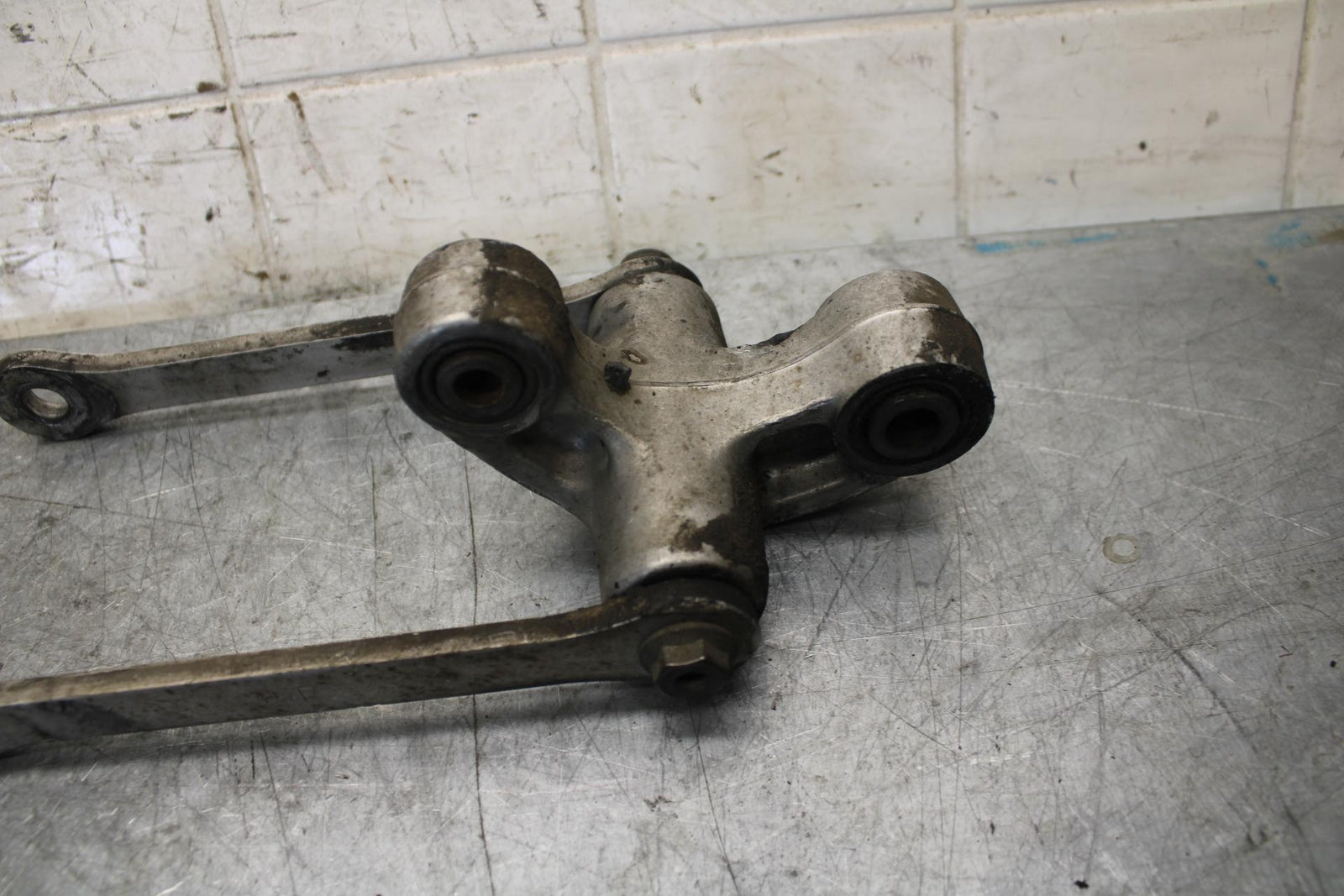 2001 Suzuki GSXR1000 REAR DOGBONE SHOCK LINKAGE LINK 62600-35870 BB52