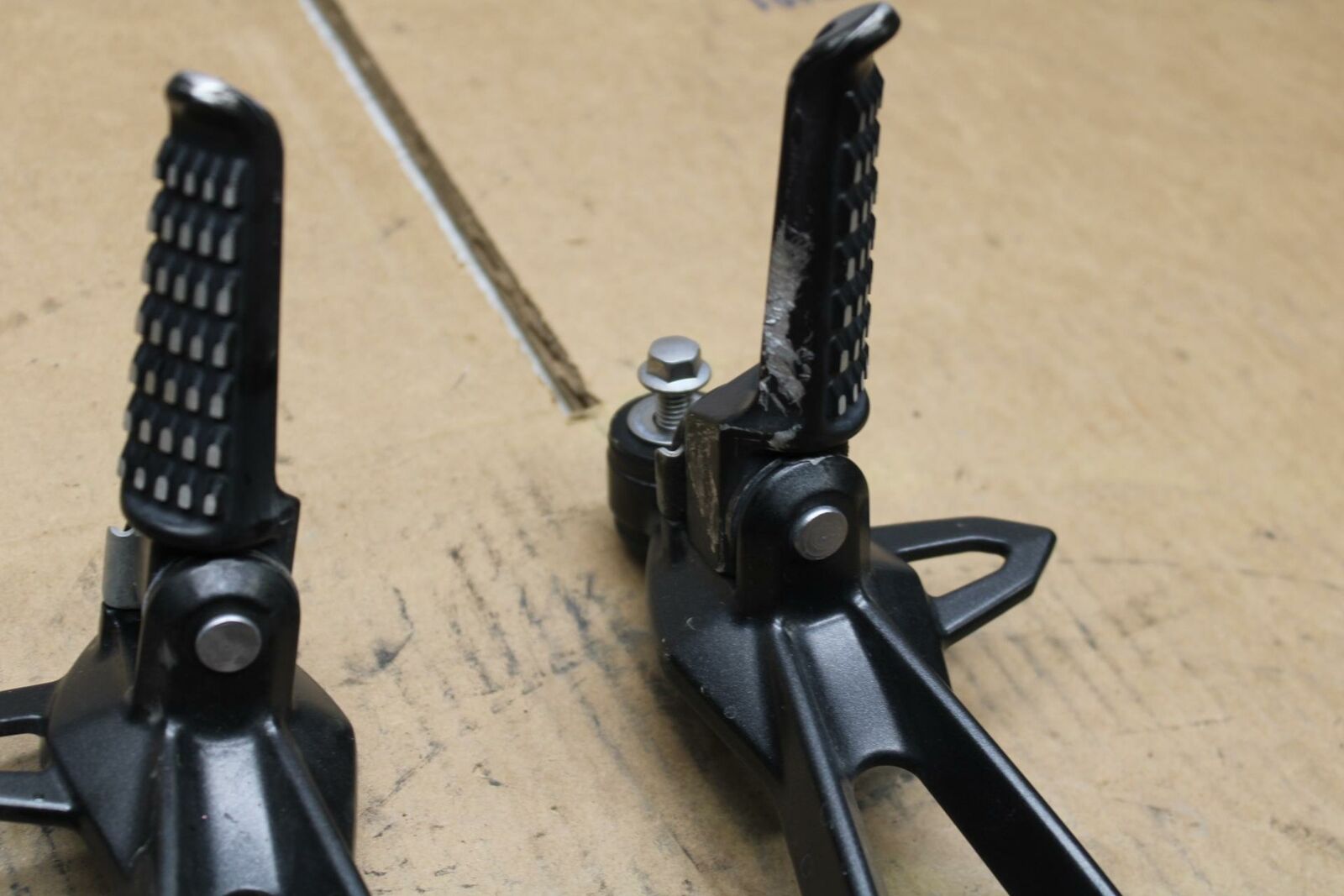 09-12 KAWASAKI NINJA ZX6R REAR BACK PASSENGER PEG SET PAIR BB383