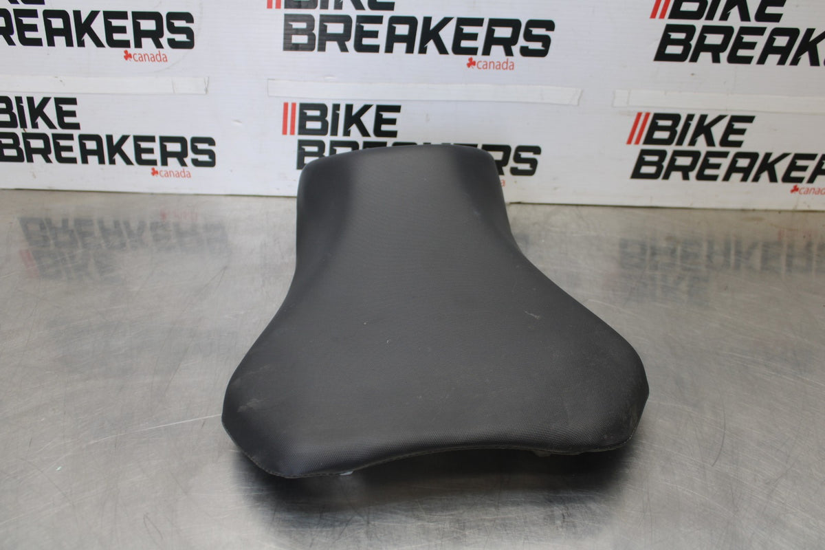 11-26 SUZUKI GSXR750 FRONT DRIVERS SEAT PAD SADDLE PILLION BB900-B