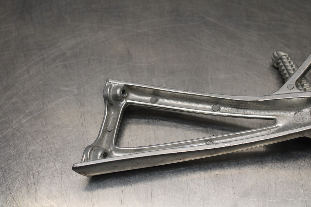 03-05 YAMAHA YZF R6  RIGHT REAR BACK PASSENGER PEG BB793