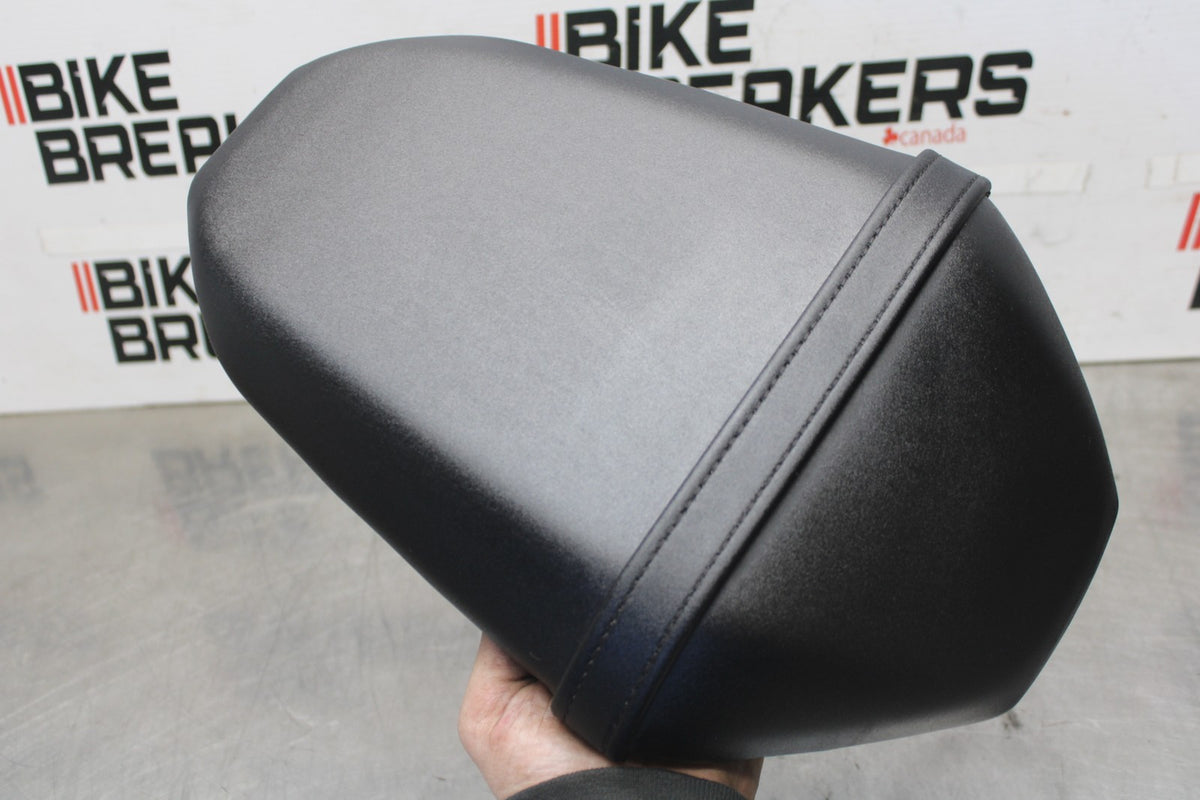 23-24 YAMAHA MT-07 REAR BACK PASSENGER TANDEM SEAT PAD SADDLE PILLION BB927
